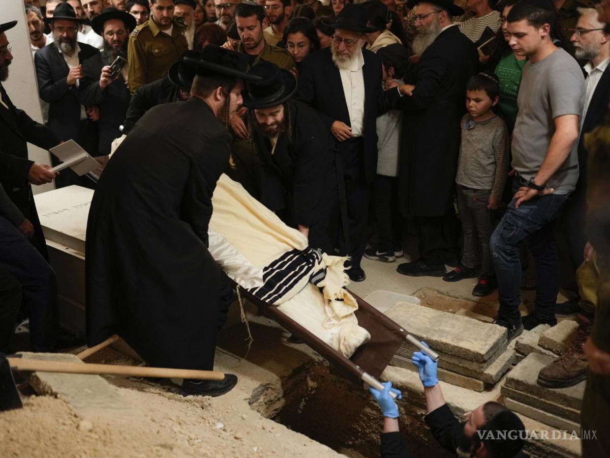 $!Dolientes se reúnen mientras es enterrado el cuerpo del soldado israelí Benjamin Loeb, quien también tenía nacionalidad francesa, durante su funeral, el martes 10 de octubre de 2023, en Jerusalén. Loeb murió el sábado después de que combatientes de Hamas en la Franja de Gaza llevaron a cabo una incursión sin precedentes en distintos puntos de Israel. (AP Foto/Francisco Seco)