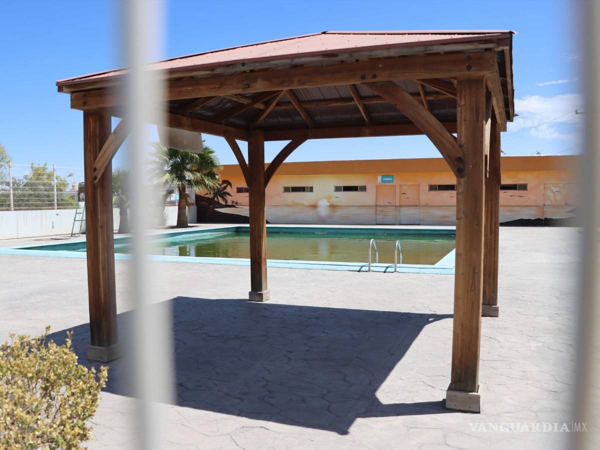 $!El sitio se encuentra en condiciones de abandono y no se han realizado labores de limpieza del agua que quedó en la alberca desde el año pasado, de acuerdo con una de las vecinas.