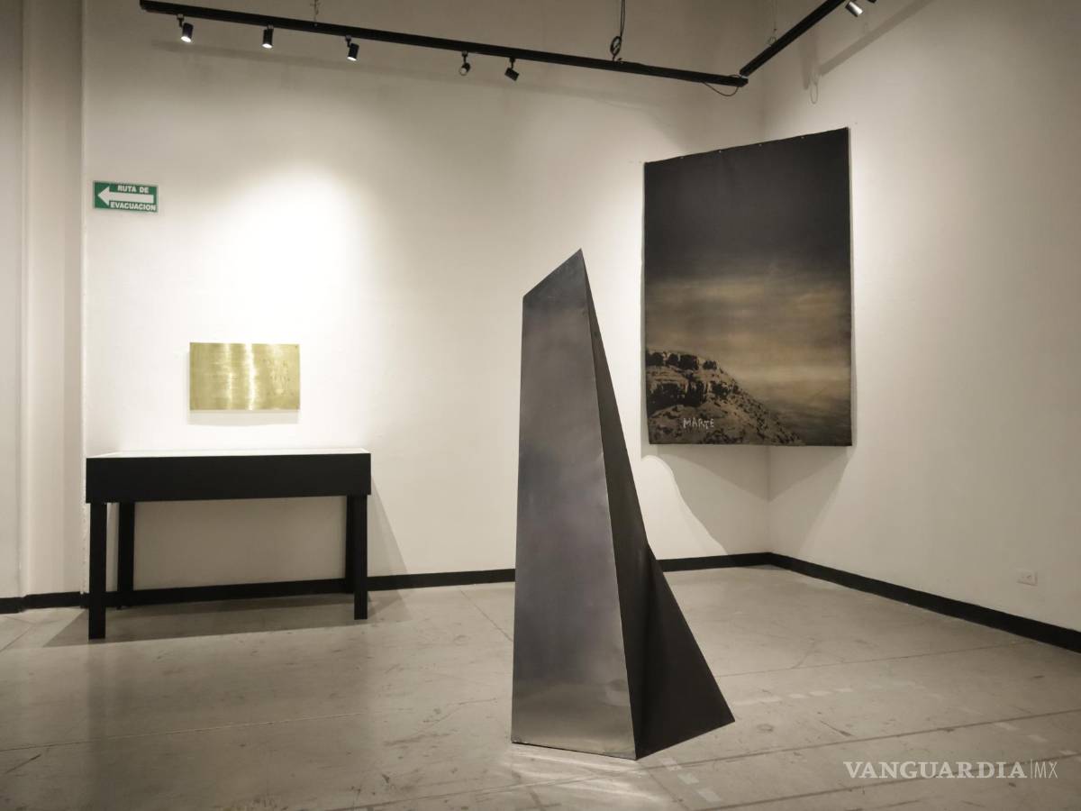 $!El monolito que es central en algunas de las obras está presente en la exposición.