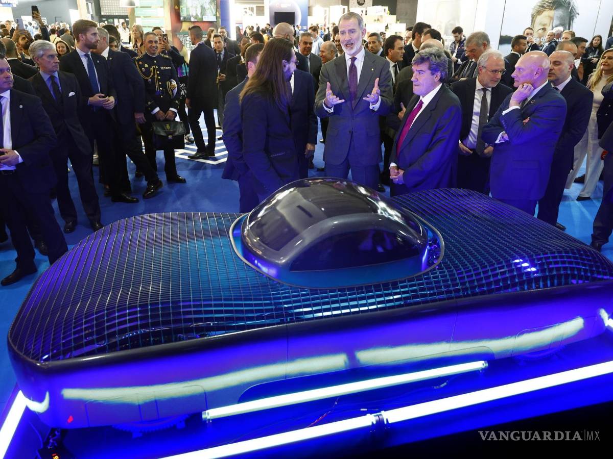 $!El rey Felipe VI observa un prototipo de un automóvil volador durante la jornada inaugural del MWC 2024 en Barcelona.