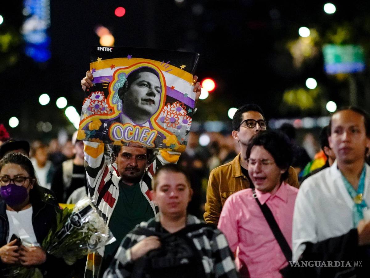 $!Manifestantes marchan durante una protesta en busca de justicia por la muerte del magistrado Ociel Baena, la primera persona abiertamente no binaria en AL.