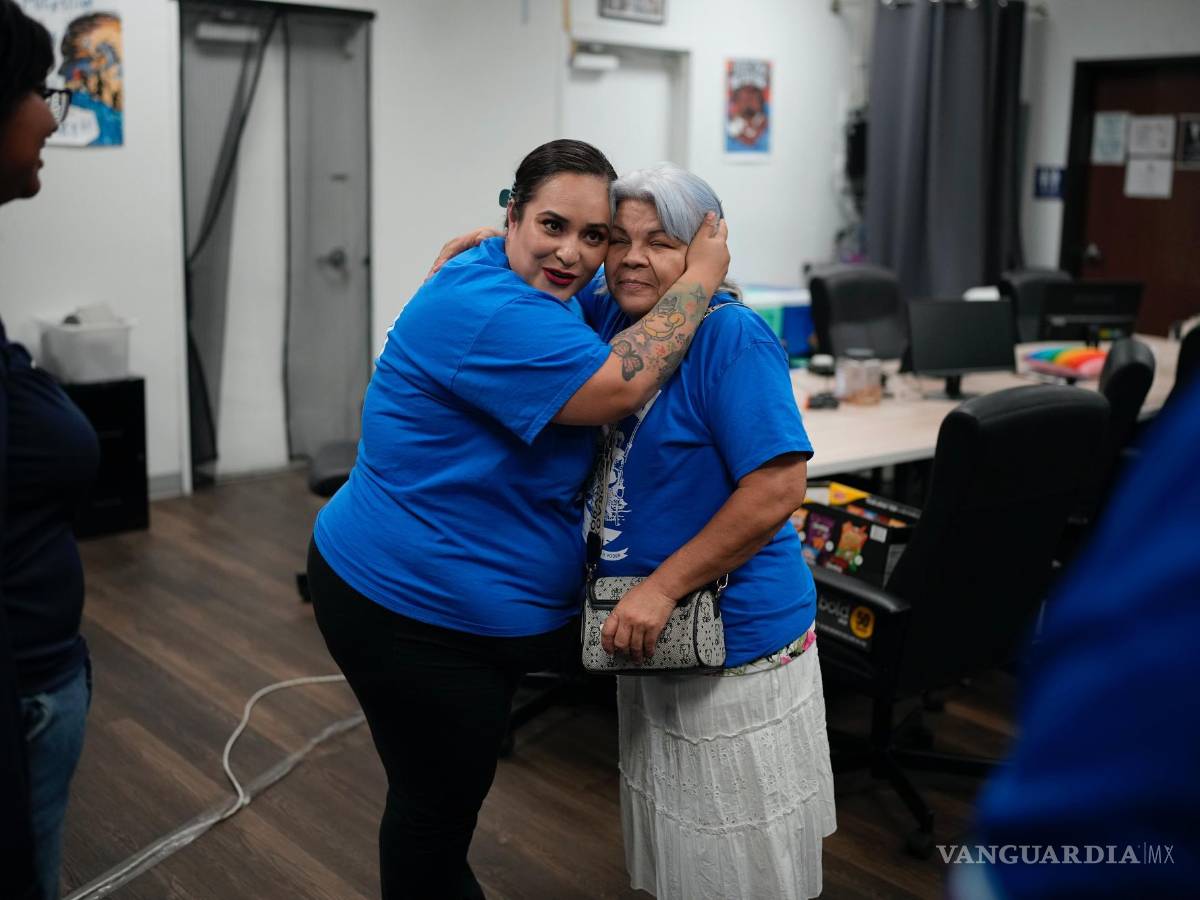 $!Erika Márquez (i) abraza a Leticia Pinedo después de una reunión en la organización sin ánimo de lucro Make the Road Nevada en Las Vegas.