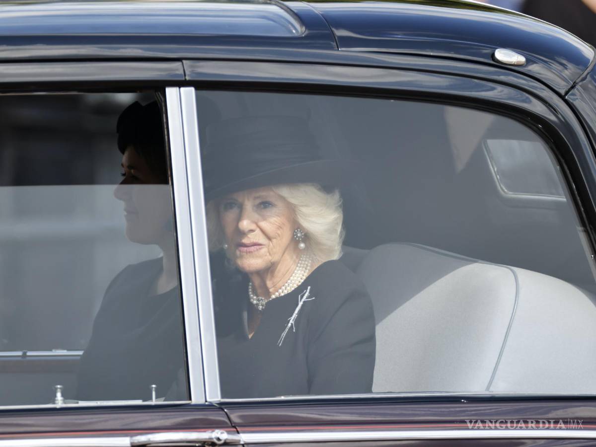 $!La reina consorte de Gran Bretaña, Camilla, llega al Palacio de Buckingham antes de la procesión para llevar el cuerpo de la reina Isabel II a Westminster Hall.