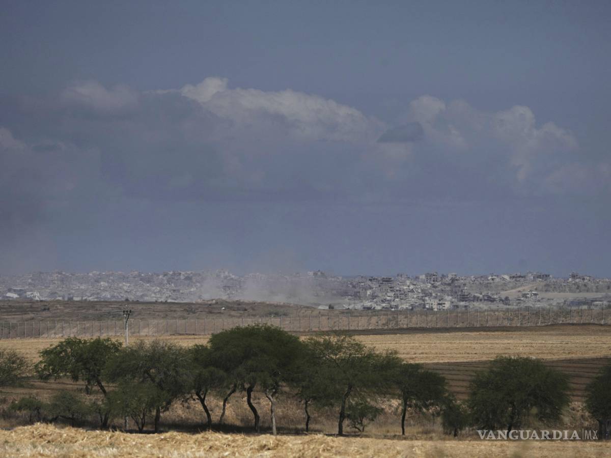 $!Humo de un bombardeo israelí se eleva sobre los edificios en el norte de la Franja de Gaza, visto desde el sur de Israel.