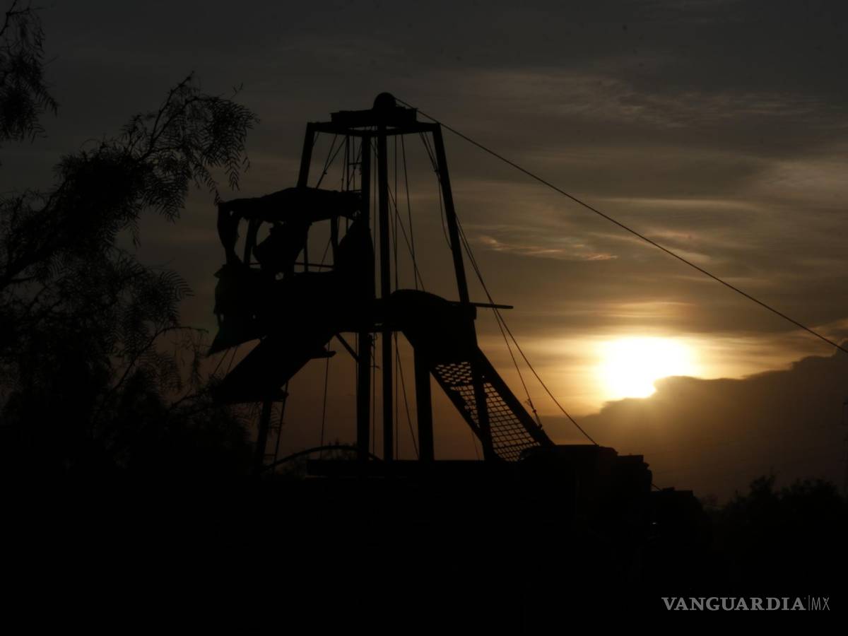 $!10 trabajadores mineros continúan atrapados en el pozo.