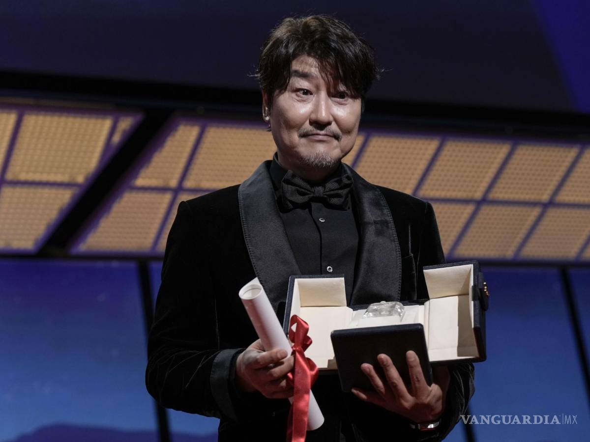 $!Song Kang-ho recibe el premio al mejor actor por su trabajo en Broker.