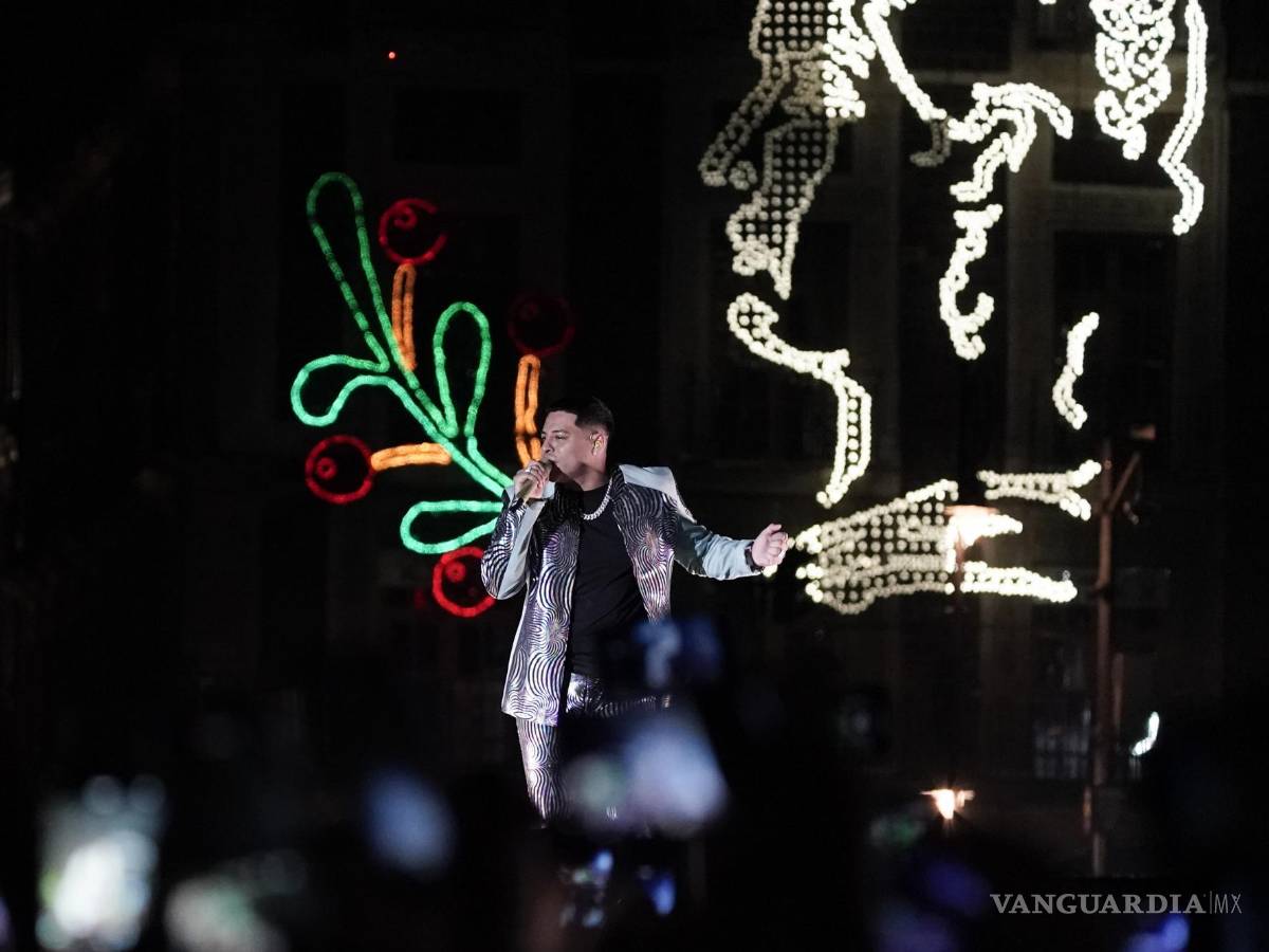 $!El vocalista Eduin Caz, de la banda regional mexicana Grupo Firme, durante un concierto gratuito.