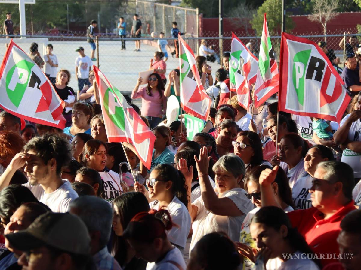 $!Decenas de simpatizantes acudieron al encuentro, donde escucharon las propuestas de Manolo Jiménez.