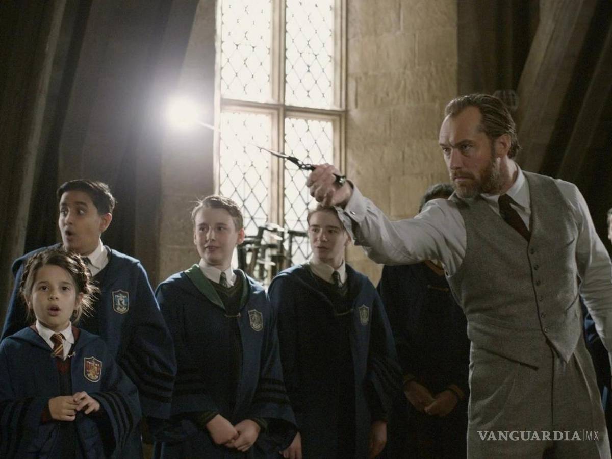 $!La cinta, e la que Jude Law da vida a Dumbledore, tiene una calificación de 57% en Rotten Tomatoes.