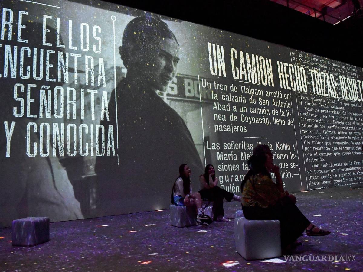 $!Visitantes ven obras de arte en vivo durante la inauguración de Frida Kahlo: The Life of an Icon, como parte del Festival de Sydney 2023, en Sydney, Australia.