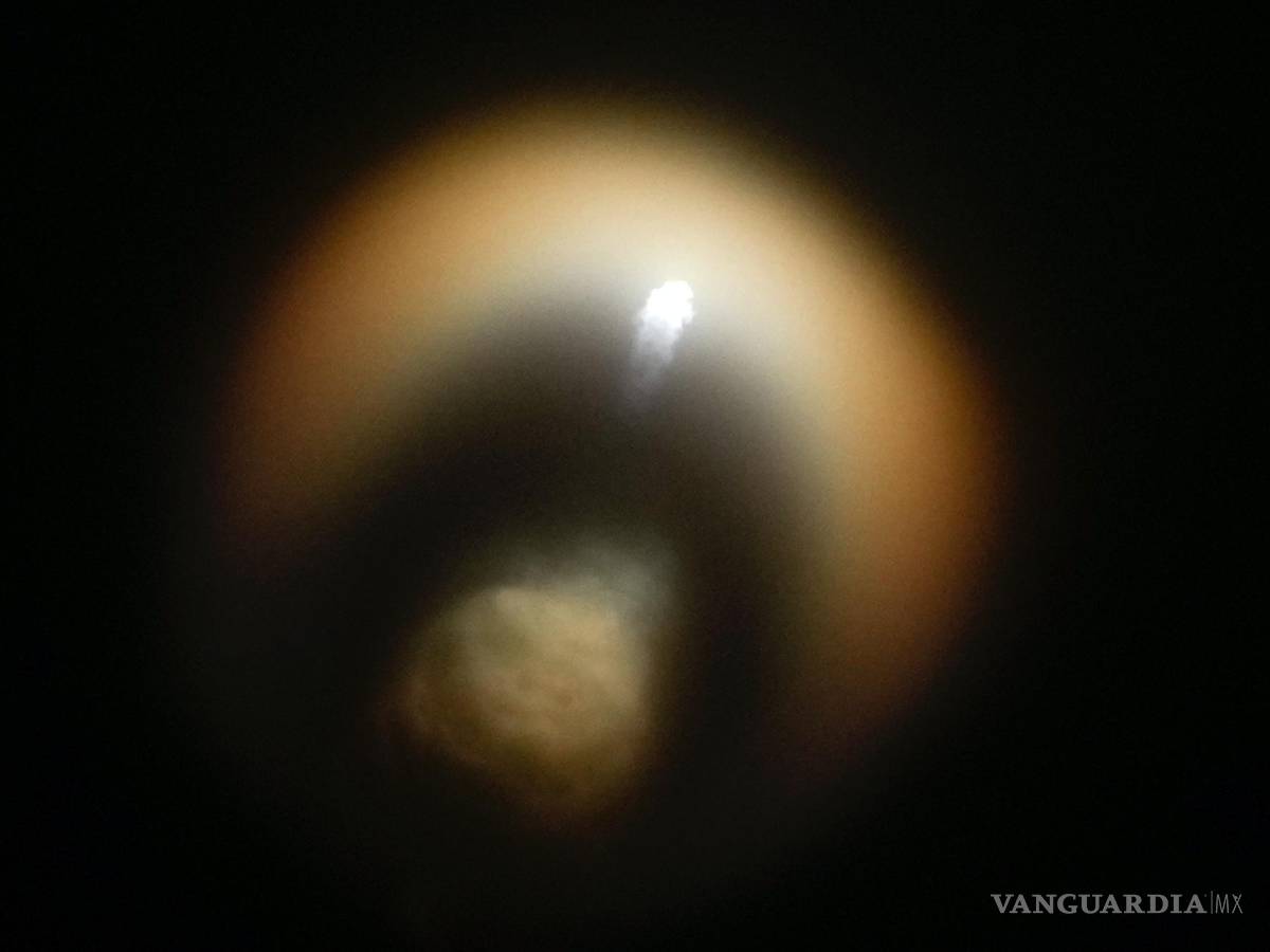 $!Un cohete SpaceX Falcon 9 con satélites de Internet Starlink V2 Mini rompe la barrera del sonido al despegar del Complejo de Lanzamiento 40 en Cabo Cañaveral.