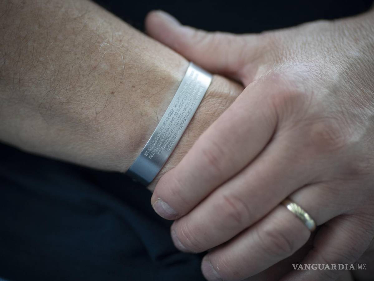 $!Mark DeMarco, policía retirado de la Ciudad de Nueva York, con un brazalete con los nombres de los 14 miembros de la ESU que fallecieron el 11S, durante una entrevista en su casa, en el vecindario de Staten Island, el 3 de agosto de 2021. Le preocupa que la memoria pública de los ataques se esté desvaneciendo, que el paso del tiempo haya creado una falsa sensación de seguridad. AP/Wong Maye-E