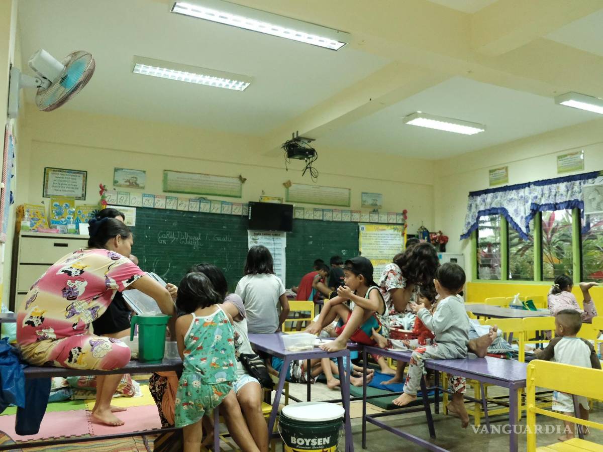 $!Unos niños y familias mientras se refugian del supertifón Noru en la escuela primaria Talao-Talao en Lucena, Filipinas.