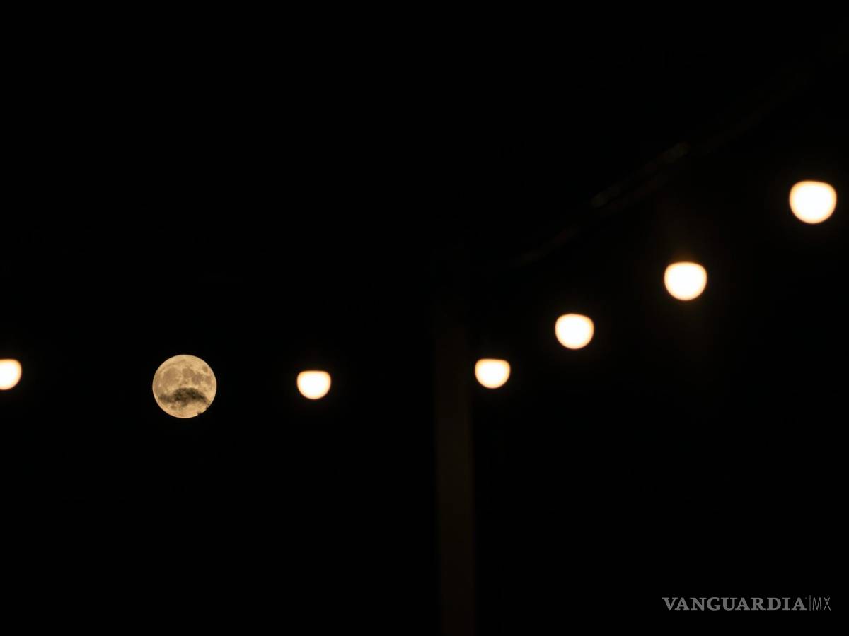 $!La superluna de Ciervo, entre farolas cerca de la localidad de Aegio, en el Peloponeso, Grecia, el 13 de julio de 2022.