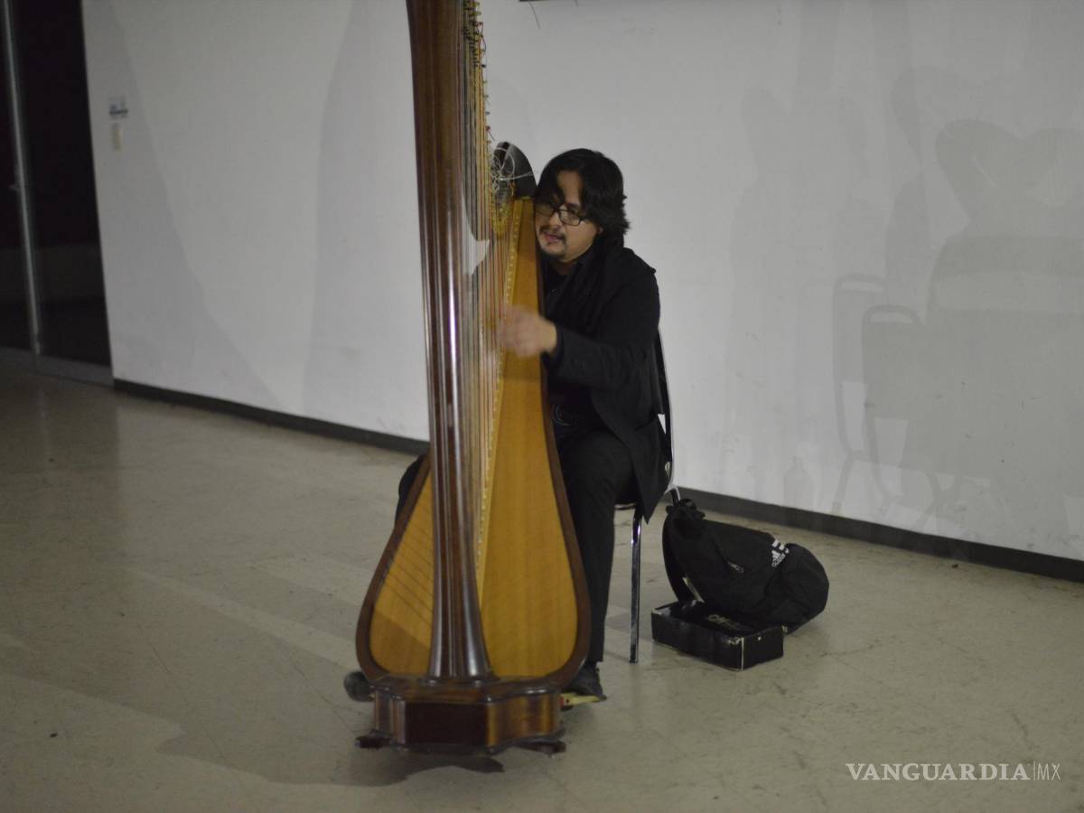 $!El arpista continuó a pesar del apagón.