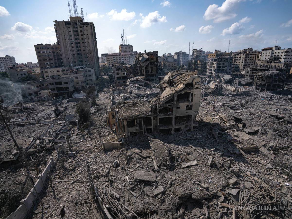 $!Escombros en un vecindario en la Ciudad de Gaza que fue objeto de un ataque aéreo israelí, el martes 10 de octubre de 2023.