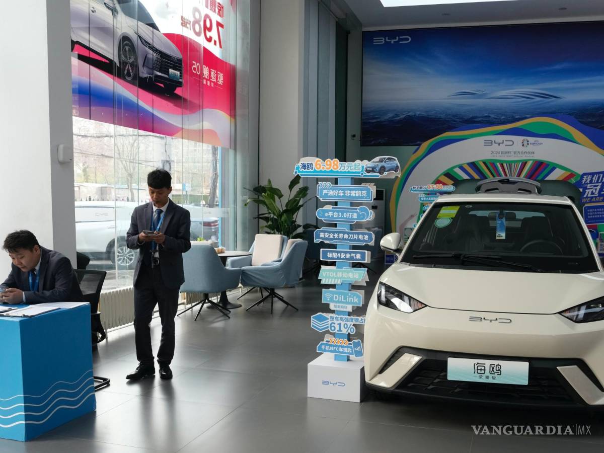 $!Un módulo de ventas cerca del vehículo eléctrico Seagull de la automotriz china BYD en una sala de exhibición en Beijing, el 10 de abril de 2024.