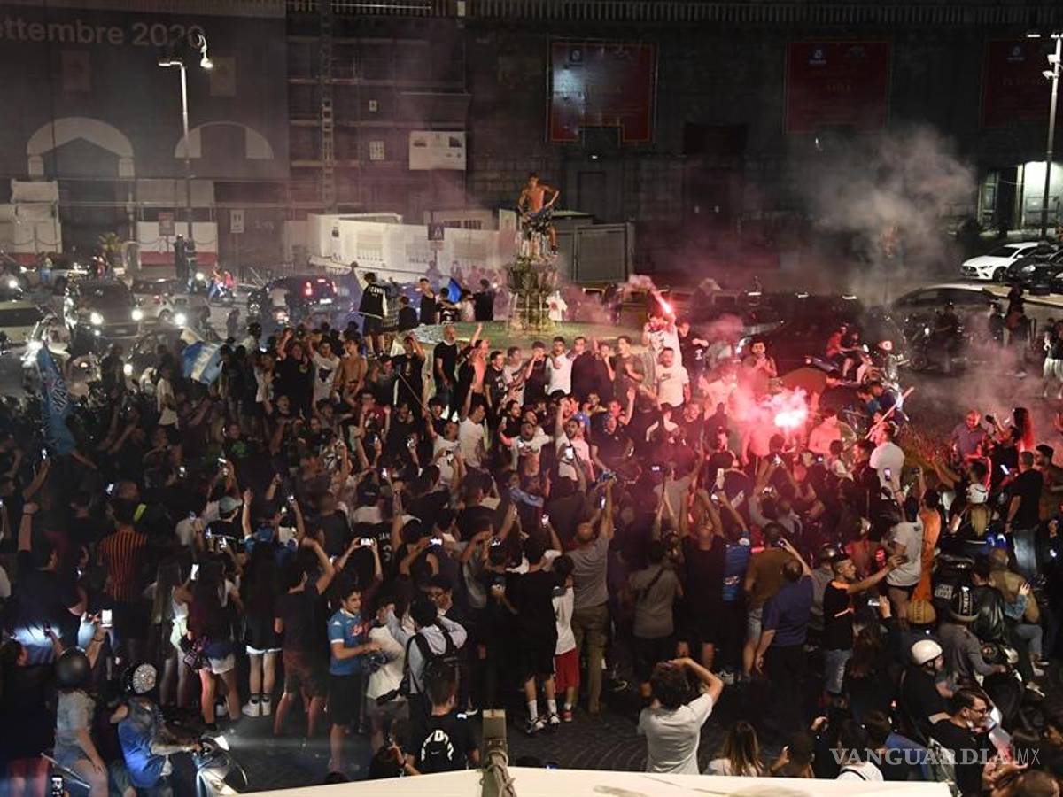 $!Nápoles olvida la sana distancia y llena sus calles tras ganar la Copa Italia (fotos)