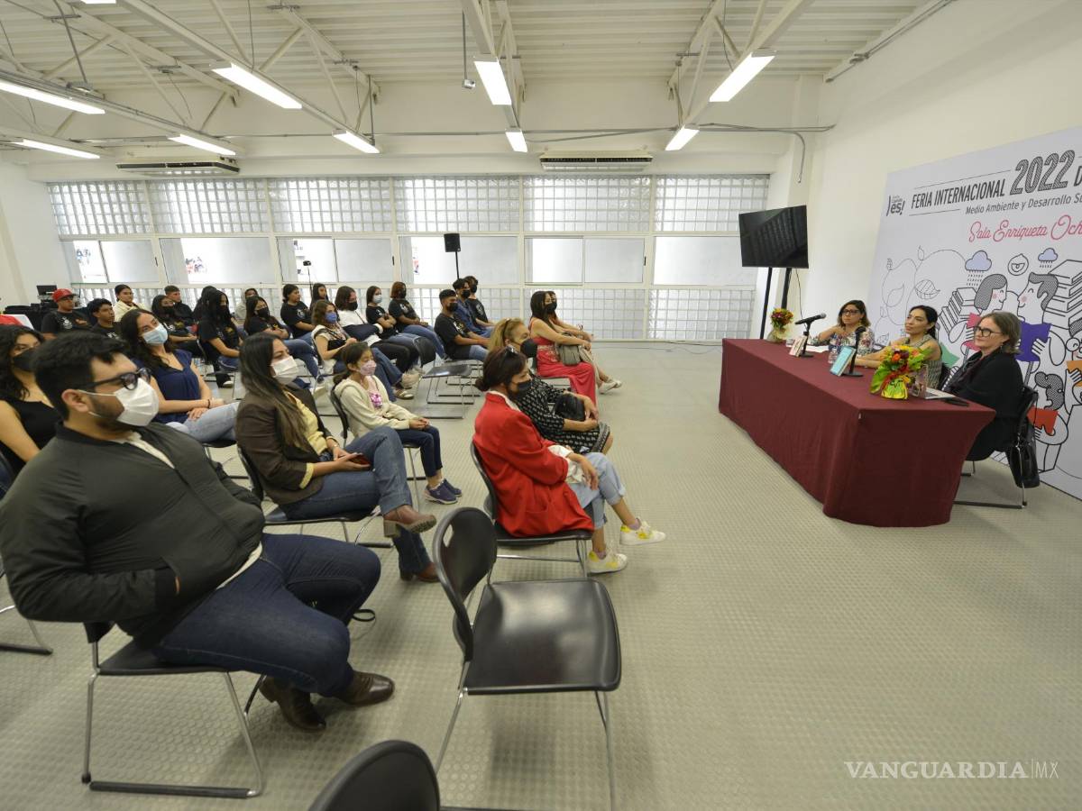 $!Saltillo, Coah. Mex. 15 de septiembre del 2022 Presentacion de los libros Músicas y La Casa Abierta, de Sylvia Georgina Estrada, en la FIL