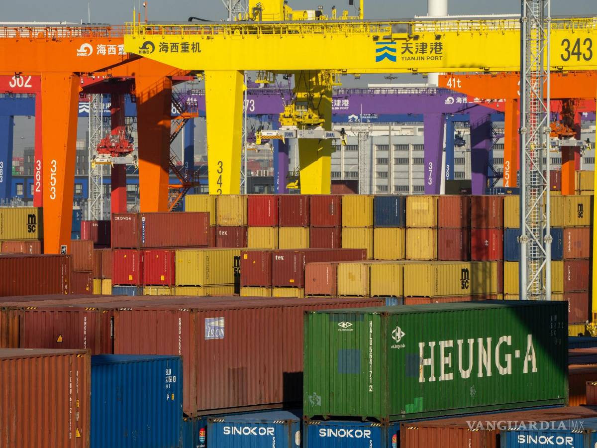 $!Contenedores navales en un puerto, el 16 de enero de 2023, en Tianjin, China.