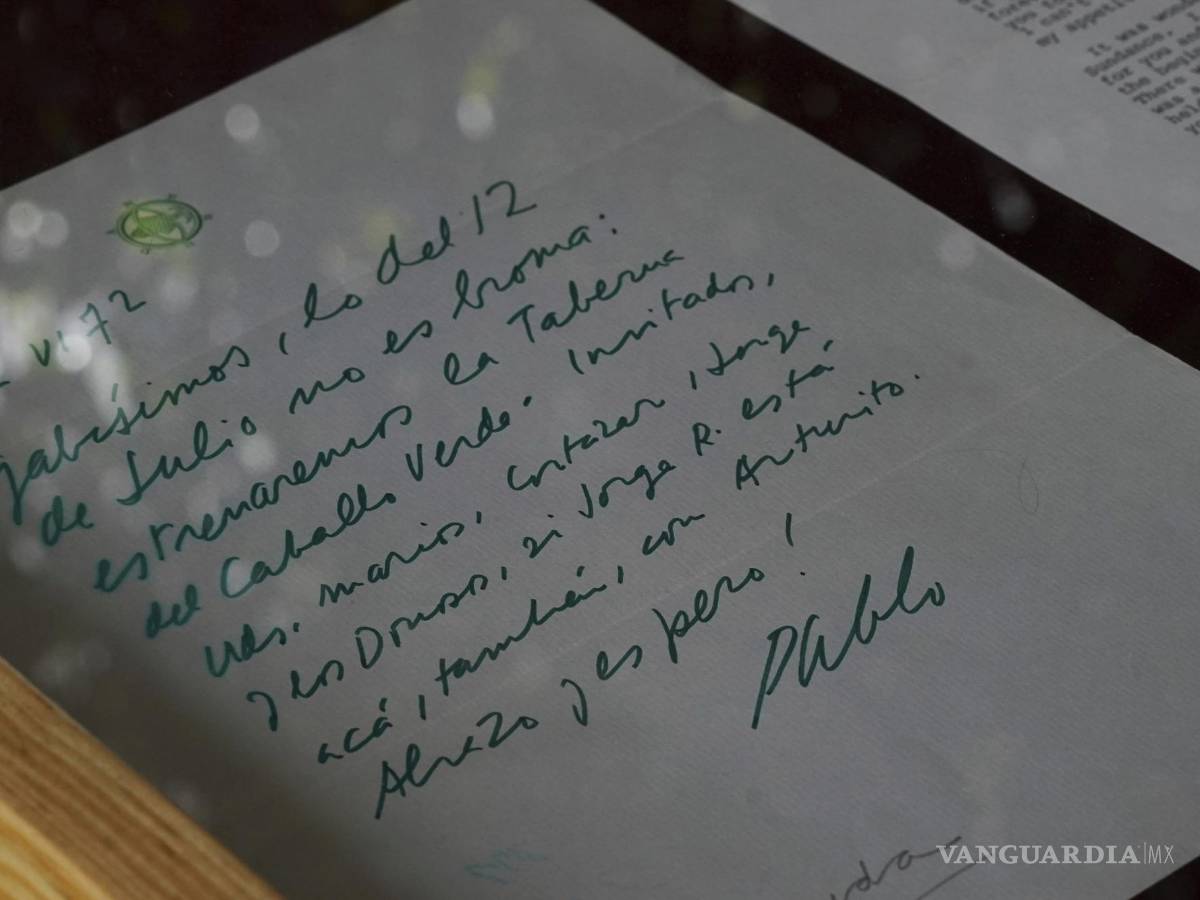 $!Una carta del escritor chileno Pablo Neruda en una exposición en la casa del escritor colombiano Gabriel García Márquez en la Ciudad de México.