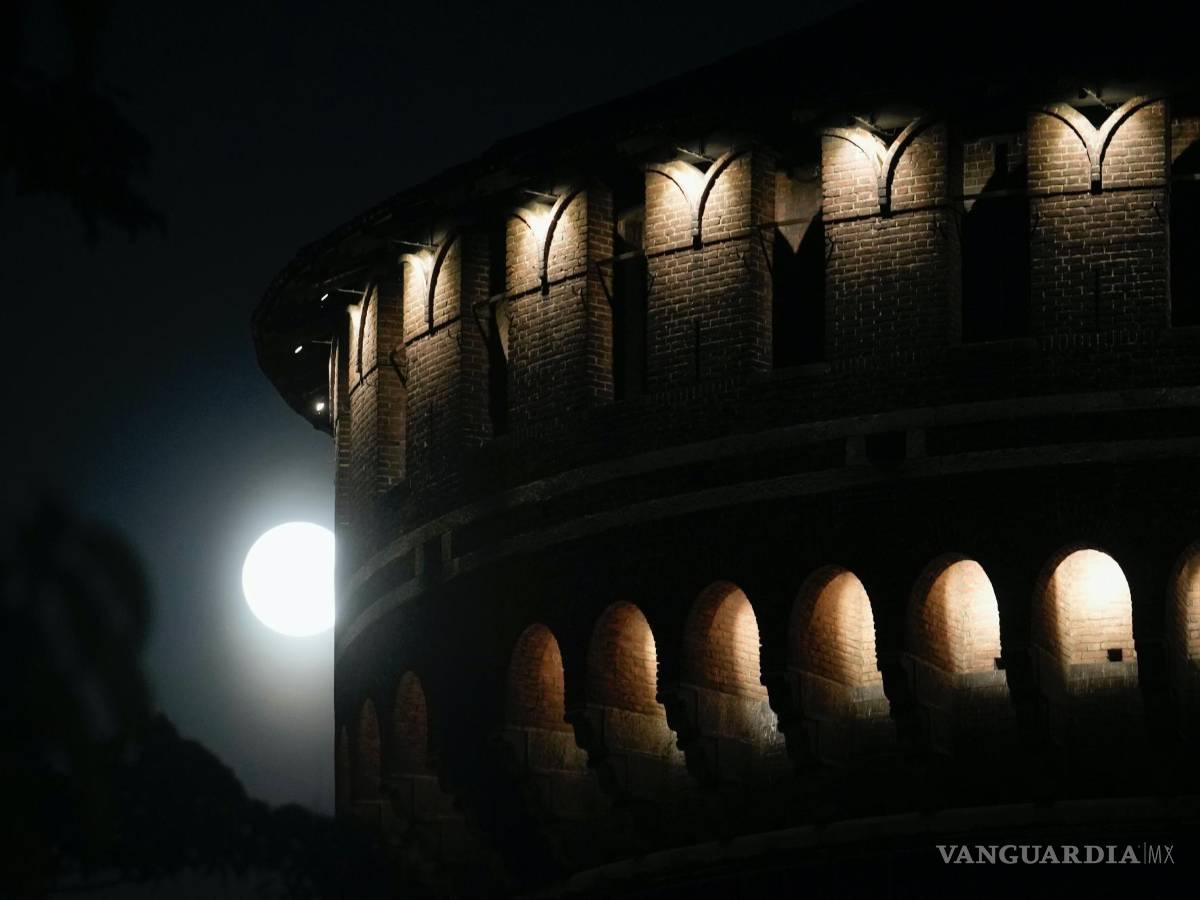 $!La luna llena, vista a un costado del Castillo Sforzesco, en Milán, Italia, el 13 de julio de 2022. A esta luna se le llama Luna de Ciervo o superluna.