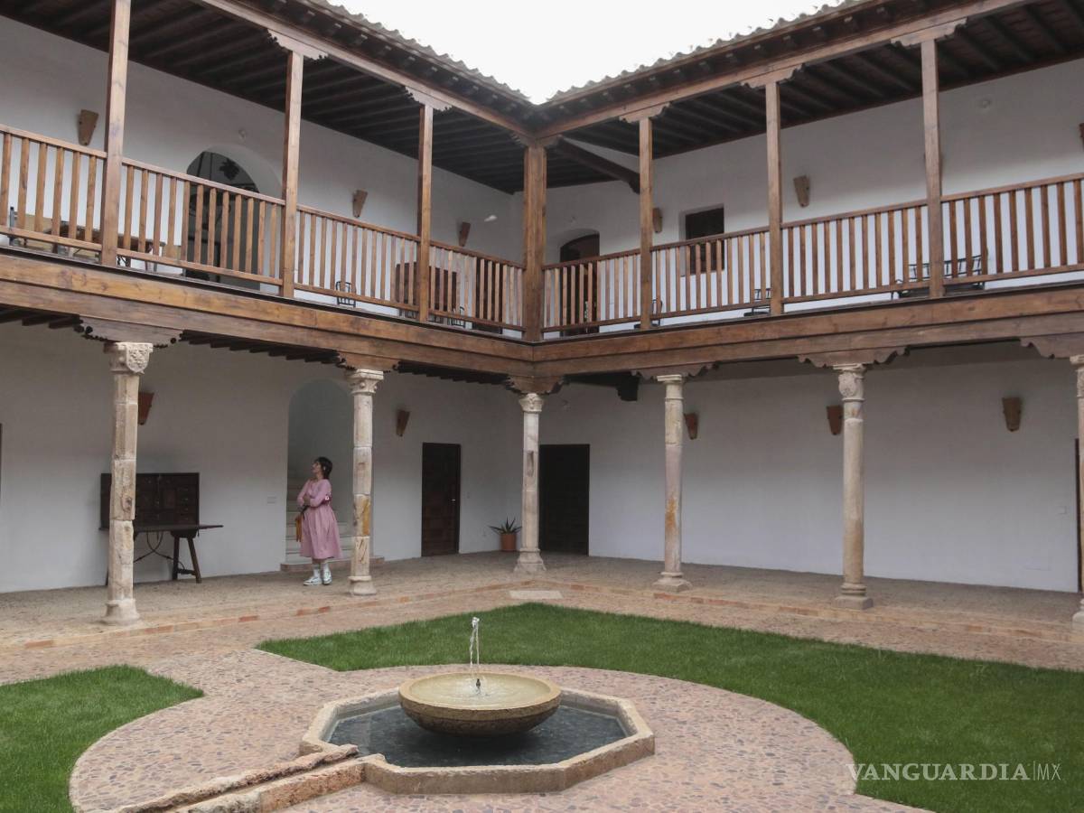 $!Una mujer pasea este sábado por el claustro restaurado del Palacio de los Marqueses de Torremejía de Almagro (Ciudad Real), una joya arquitectónica construida a principios del siglo XVI en esta localidad manchega y recién restaurada.