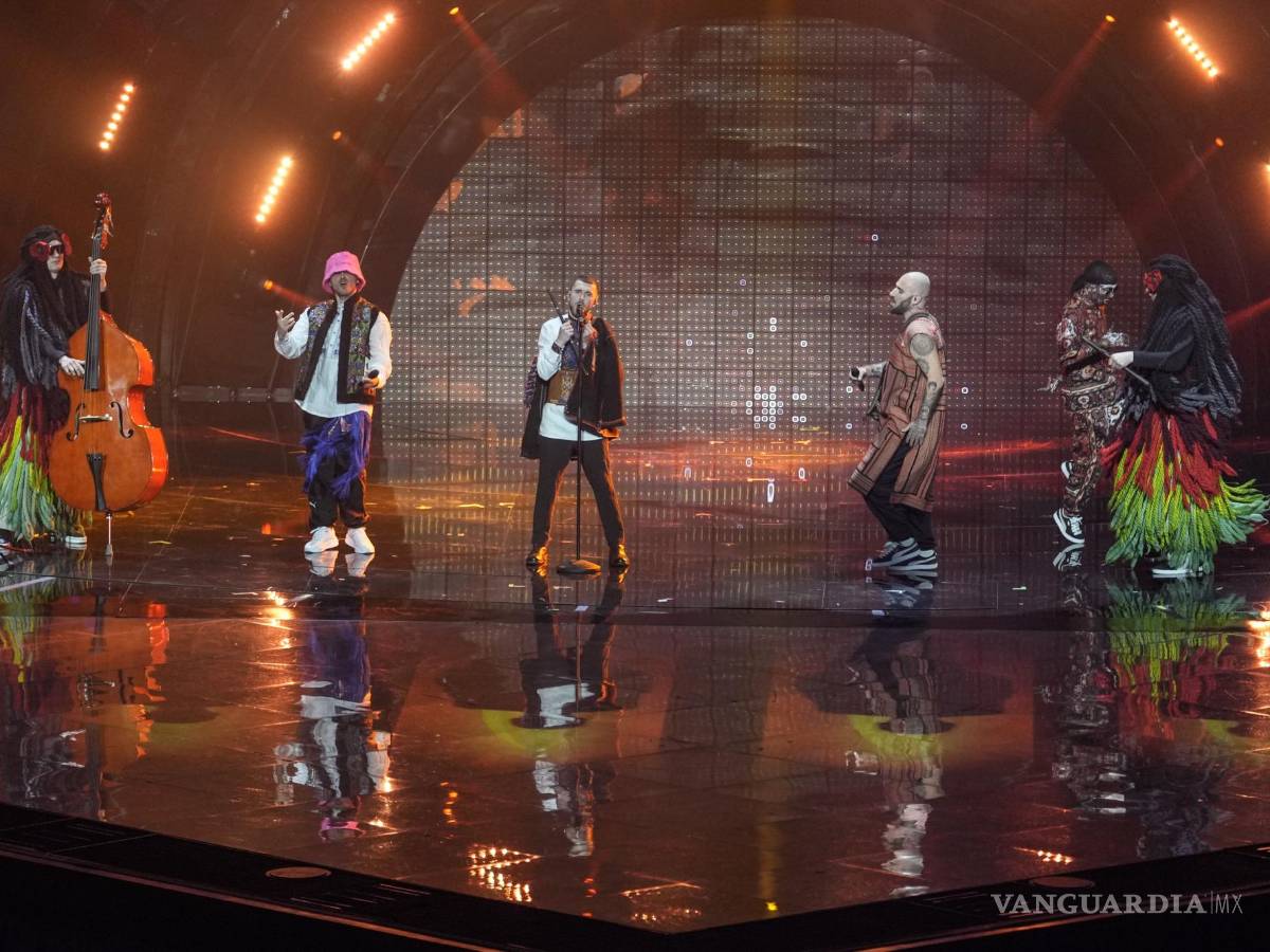 $!La Orquesta Kalush de Ucrania cantando Stefania durante la primera semifinal en el Festival de la Canción de Eurovisión en Turín, Italia.