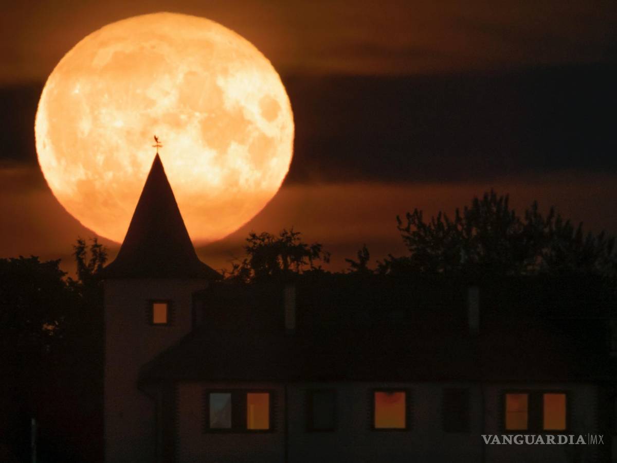 $!La luna lleva se eleva sobre una vivienda en la localidad de Putilovo, a 70 kilómetros (43 millas) al este de San Petersburgo, Rusia, el 13 de julio de 2022.