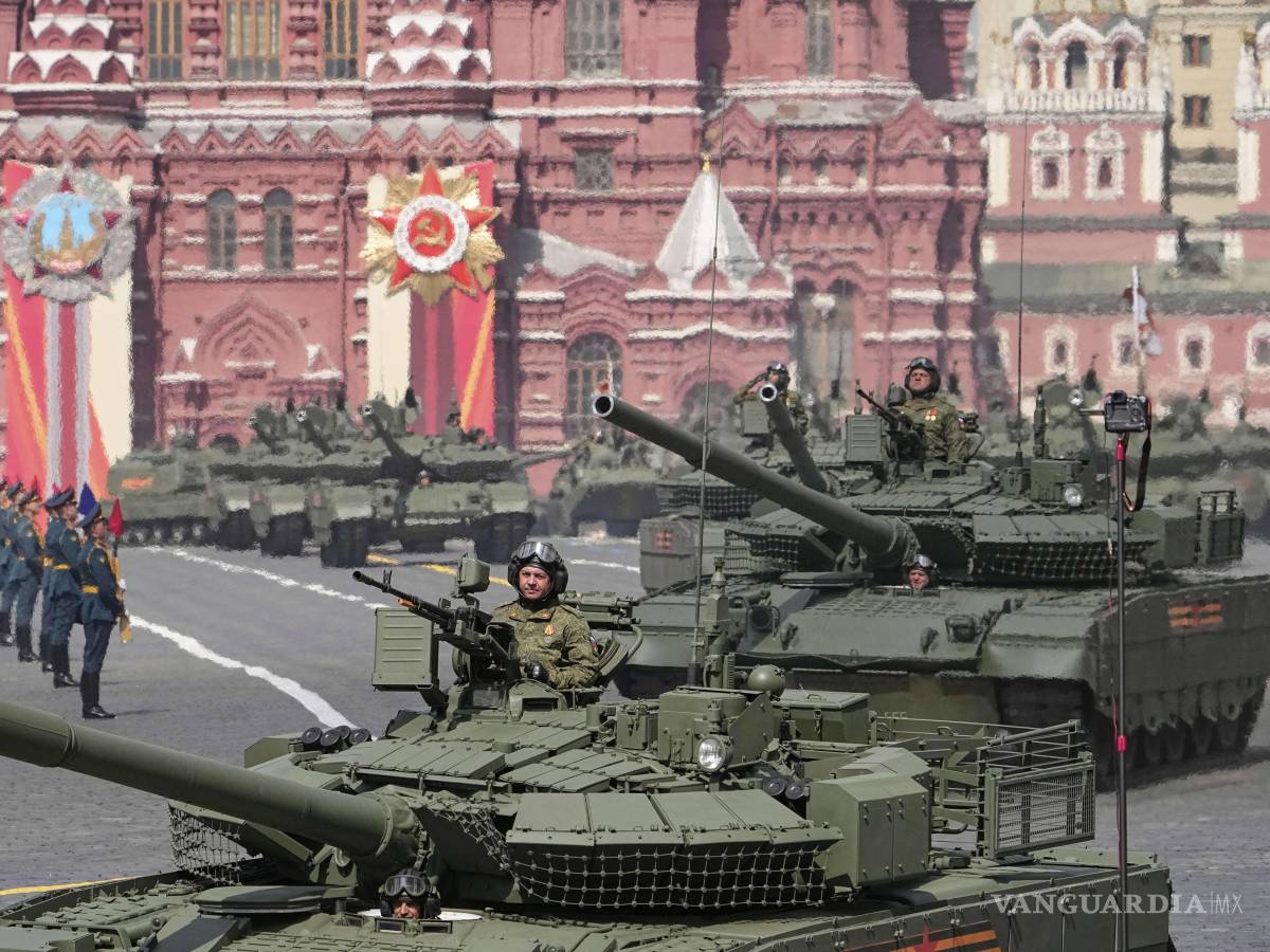 $!Los tanques rusos T-80 BVM ruedan en la Plaza Roja durante el desfile militar del Día de la Victoria en Moscú, Rusia.