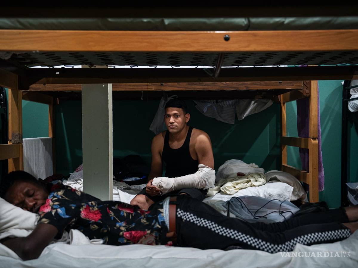 $!El migrante venezolano Erwin Gómez, quien se fracturó la muñeca al caer de una valla fronteriza, en un refugio para migrantes en El Paso, Texas.