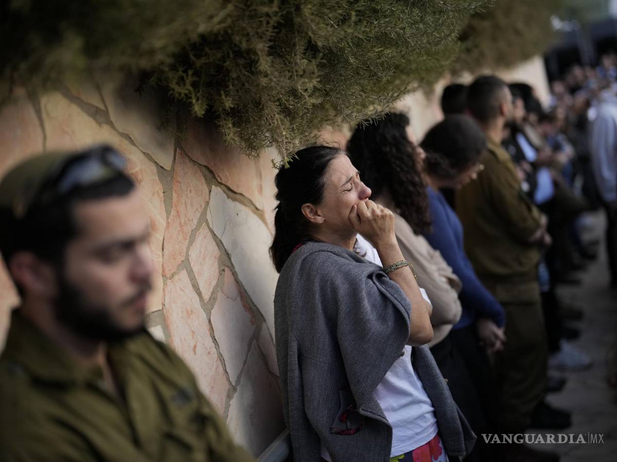 $!Dolientes se lamentan durante el funeral del soldado israelí Benjamin Loeb, quien también tenía nacionalidad francesa, el martes 10 de octubre de 2023, en Jerusalén. Loeb murió el sábado cuando miembros de Hamas llevaron a cabo un ataque sin precedentes contra distintos puntos de Israel. (AP Foto/Francisco Seco)