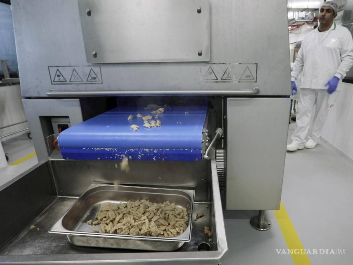 $!El pollo cultivado se procesa en las instalaciones de Believer Meats en Rehovot, Israel.
