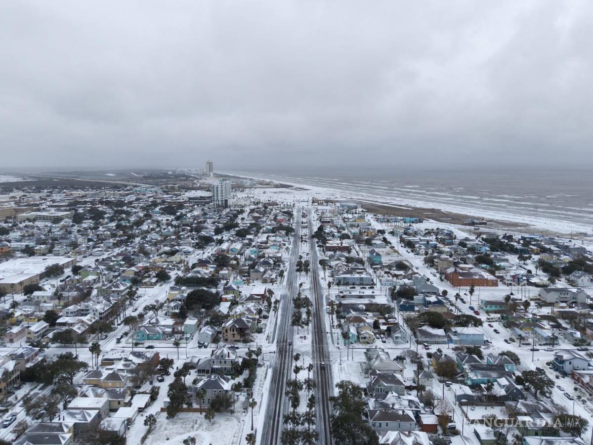 $!Esta imagen proporcionada por Michael Grimes, de 409 Dronegraphy, muestra nieve sobre Galveston, Texas, la mañana del 21 de enero de 2025.