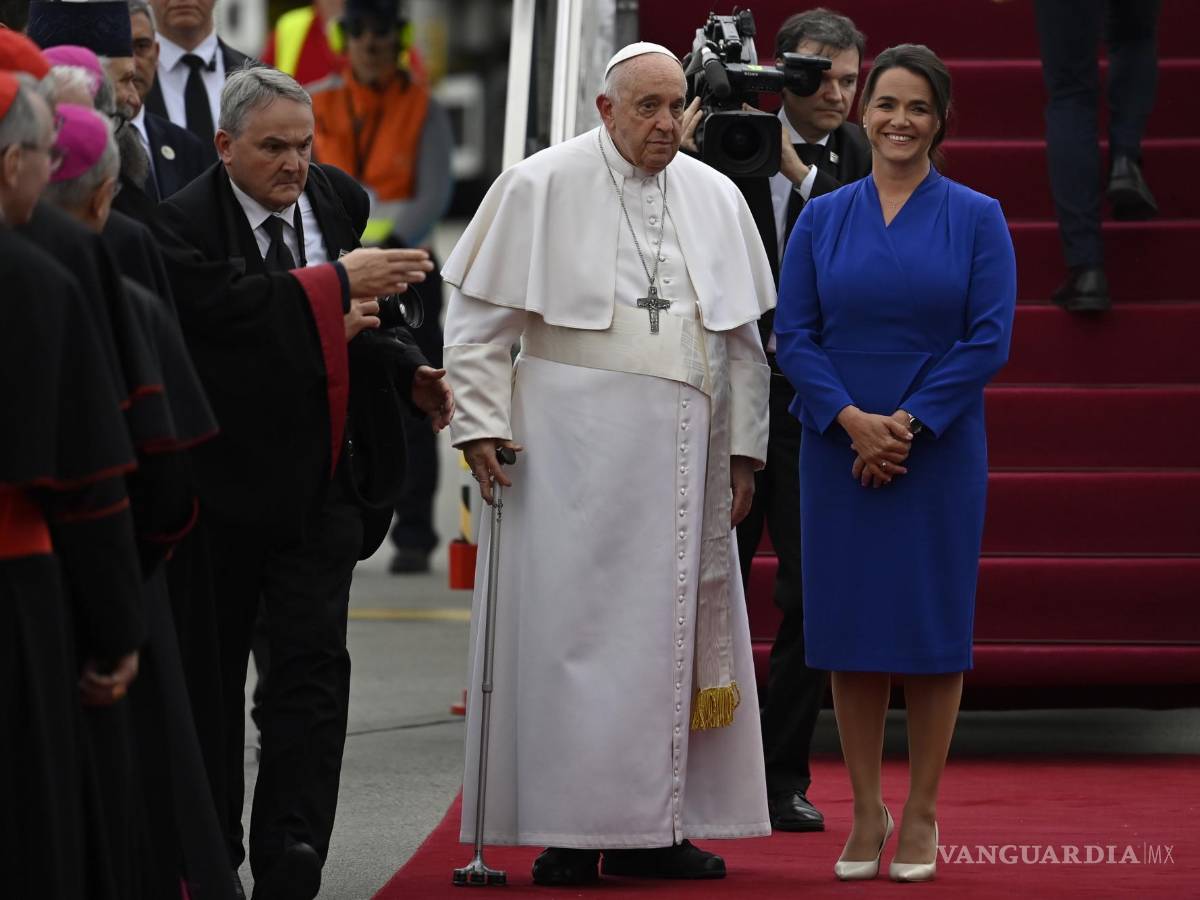 $!El papa Francisco es recibido por la presidenta de Hungría Katalin Novak en Budapest.
