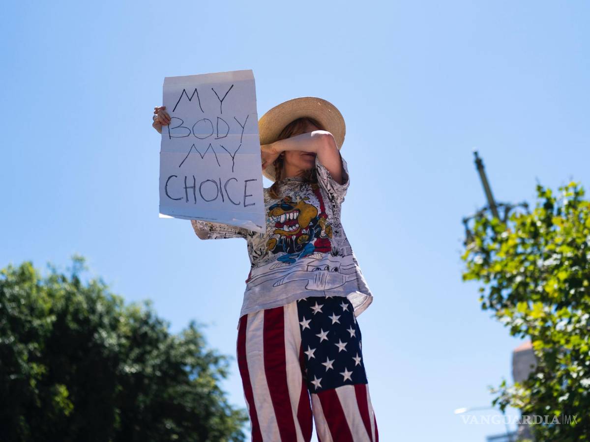 $!Eleanor Wells se enjuga las lágrimas durante una protesta en favor de dicho derecho en Los Ángeles. El letrero dice: Mi cuerpo, mi decisión.