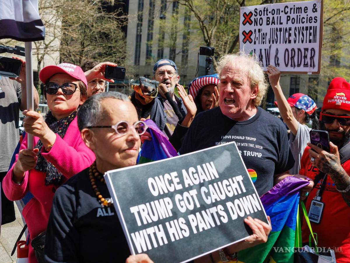 $!Partidarios del expresidente estadounidense Donald Trump chocan con una contraprotesta frente al Tribunal Penal de Nueva York.