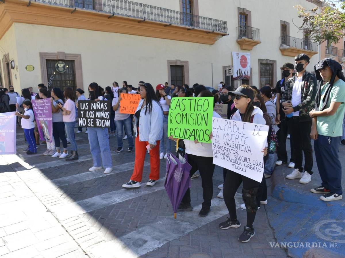 $!“Las niñas no se tocan, no se abusan, no se matan”, es el reclamo escrito en mantas y pancartas.