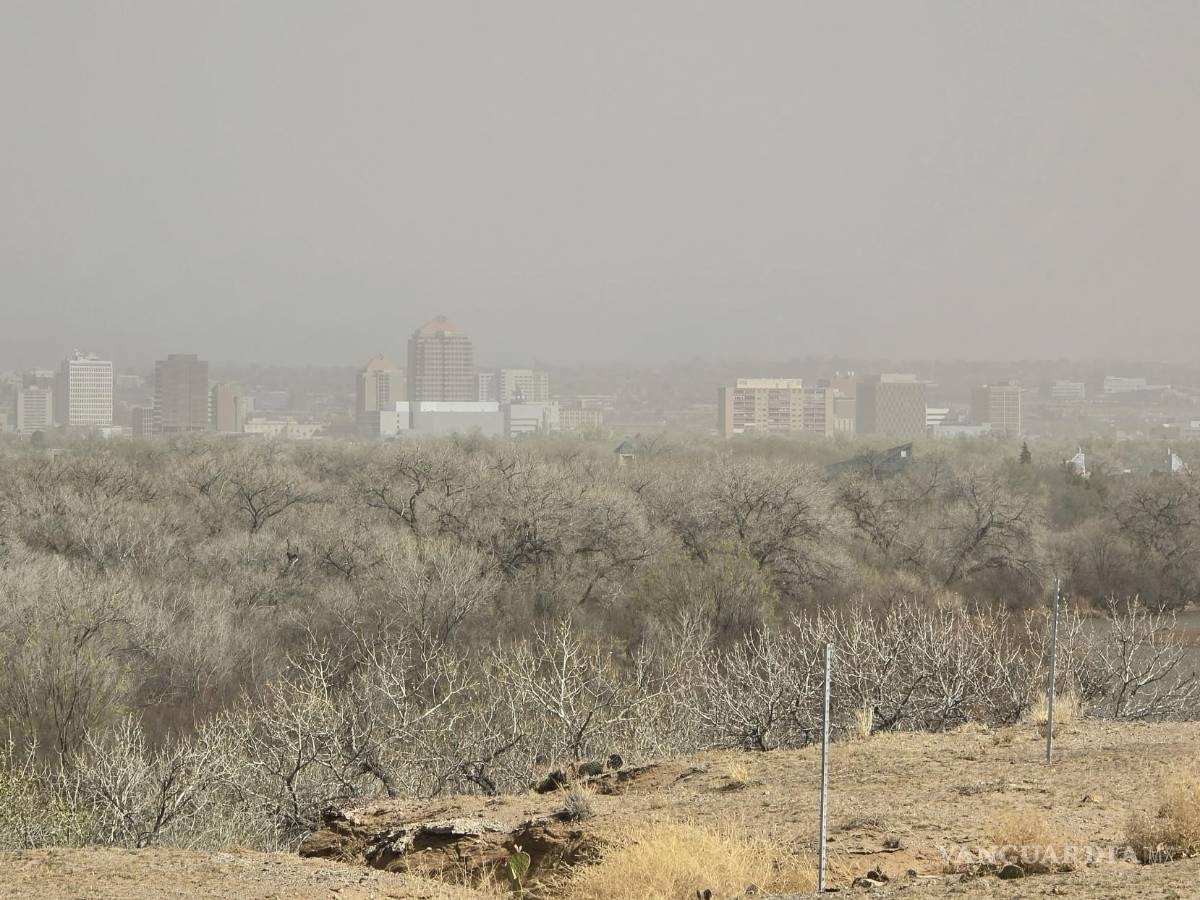 $!El polvo cubre los edificios de Albuquerque. Una atmósfera más caliente absorbe más vapor de agua de cuerpos de agua, vegetación y suelo.