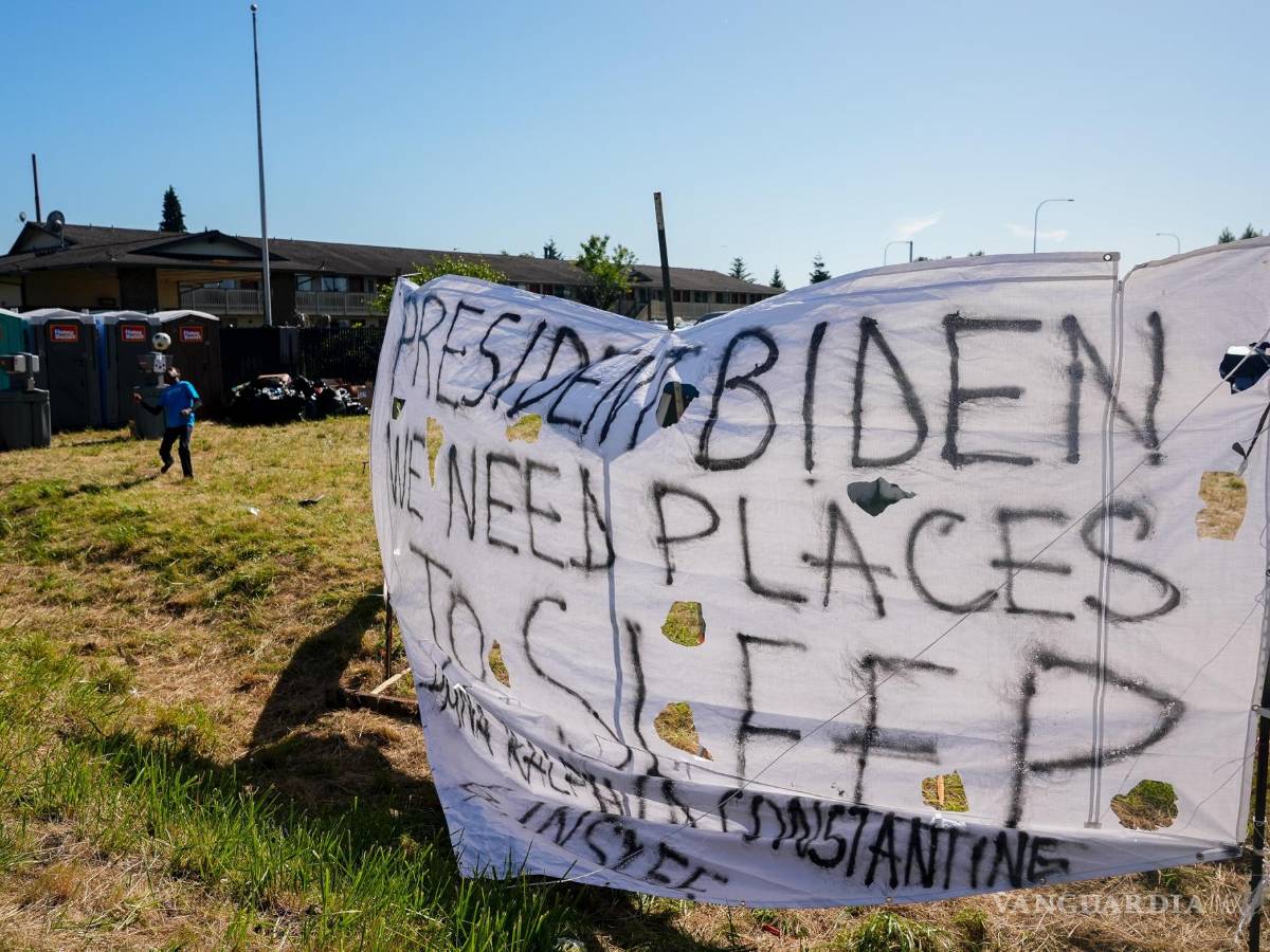 $!Un cartel frente a un campamento de solicitantes de asilo, en su mayoría de Venezuela, Congo y Angola en Kent, Washington.