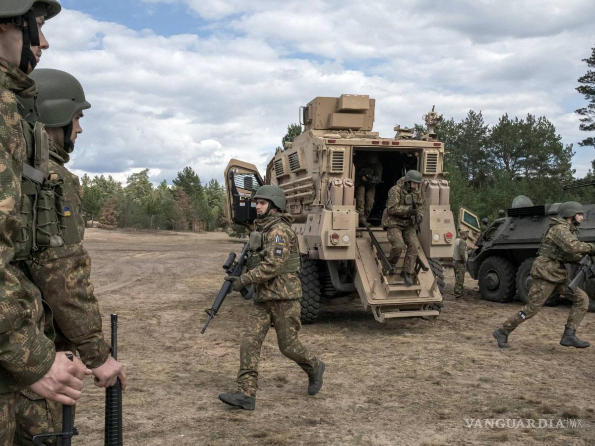 $!Los reclutas del regimiento Azov desembarcan de un vehículo táctico estadounidense durante un entrenamiento cerca de Kiev.