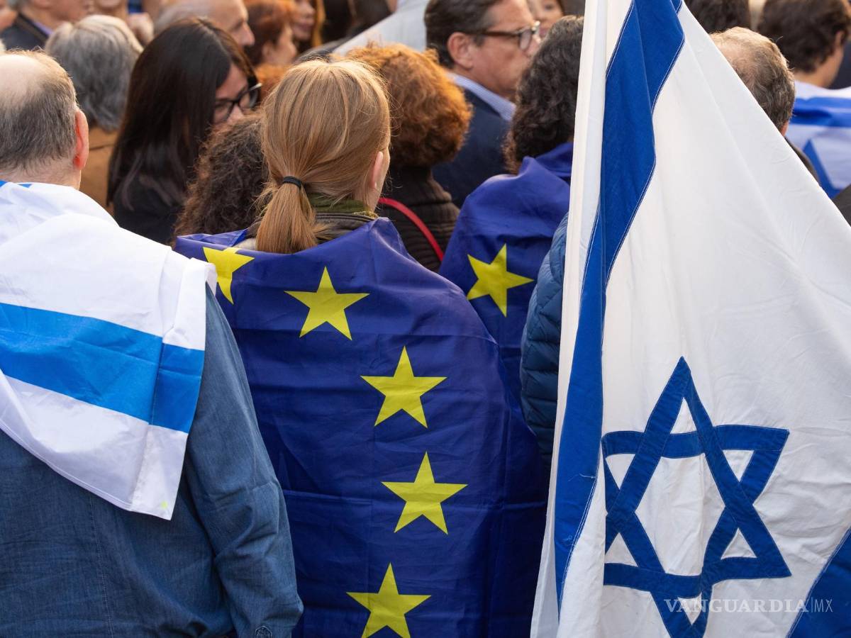 $!Miembros del Comité de Coordinación de Organizaciones Judías y el Foro Voor Joodse Organizaciones, en una vigilia pro israelí frente a la Embajada de Israel en Bruselas.