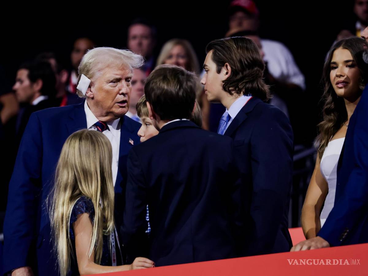 $!Aún con la curación en su oreja, Donald Trump es visto con su familia en la Convención Republicana.