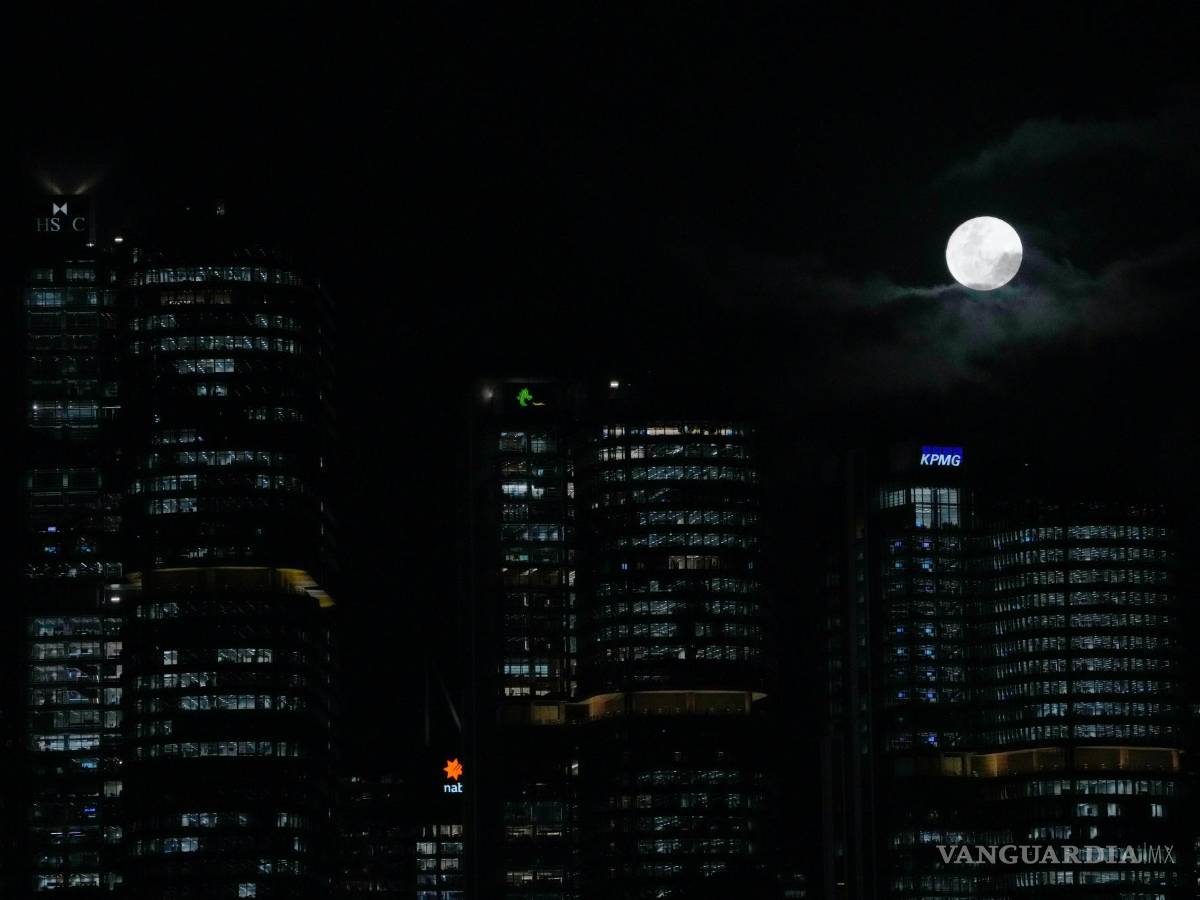 $!Una superluna se eleva sobre el horizonte de Sydney el jueves 14 de julio de 2022.