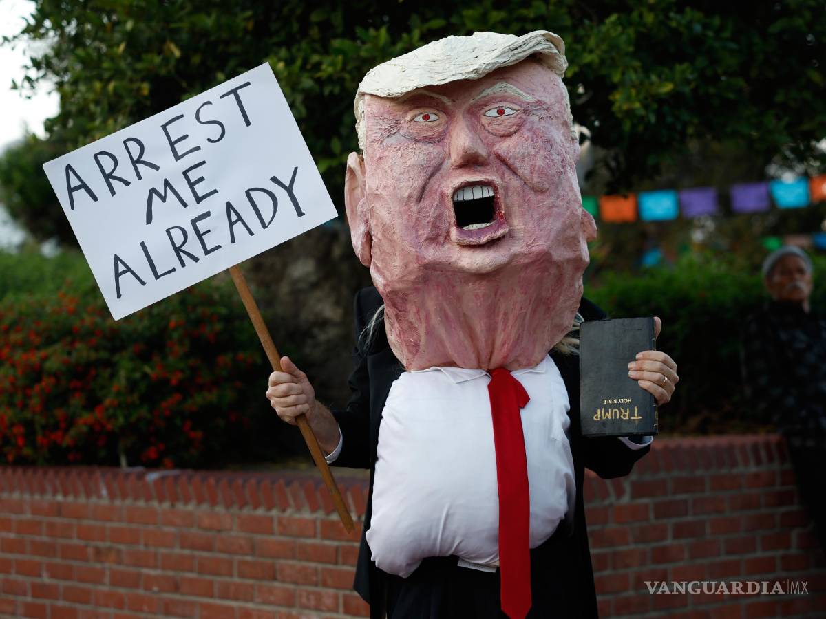 $!Un manifestante vestido como Donald Trump participa en una protesta en respuesta al tiroteo fatal de Alex Pretti, de 37 años, en Minneapolis en Los Ángeles.