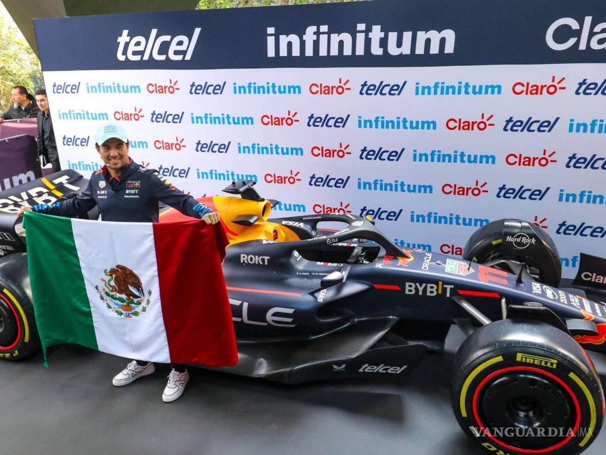 $!Pérez convivió con los miles de fanáticos que se dieron cita en las inmediaciones del recinto donde arribó a la gira de medios del GP de México.