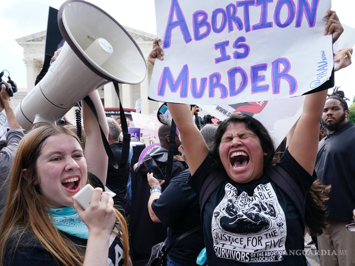 $!Varias personas festejan frente a la Corte Suprema en Washington, después de que el máximo tribunal puso fin a las protecciones constitucionales al aborto.