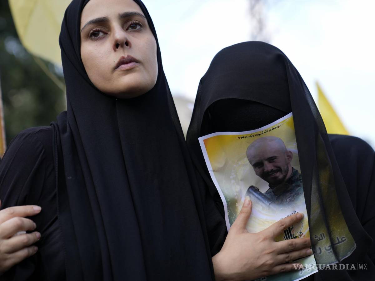 $!La esposa, a la izquierda, y la hermana del miembro de Hezbollah Ali Ftouni, quien murió en una ofensiva israelí, se lamentan durante su procesión fúnebre, el martes 10 de octubre de 2023, en el poblado de Khirbet Selm, en el sur de Líbano. El grupo respaldado por Irán anunció el lunes por la noche que tres de sus combatientes murieron luego de un intenso ataque de Israel contra poblados en el sur de Líbano. (AP Foto/Hussein Malla)