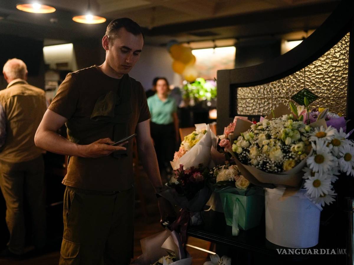 $!Serhiy Lipko junto a flores de su boda tras un espectáculo de comedia en Kiev, Ucrania.
