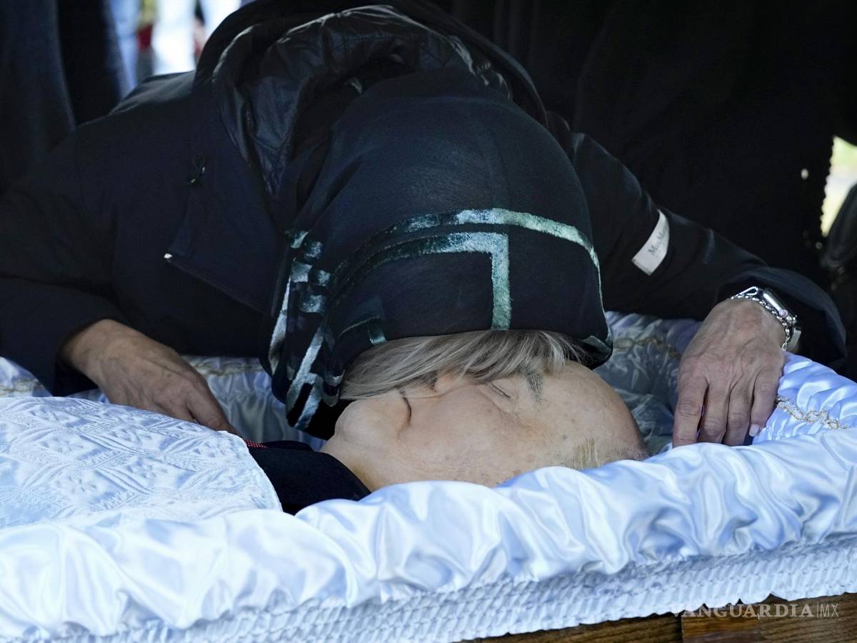 $!Irina Virganskaya, hija del expresidente soviético Mijaíl Gorbachov, se despide de él por última vez durante su funeral.